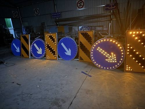 郑州郑州河南太阳能交通标牌 河南自发光交通路标牌厂家